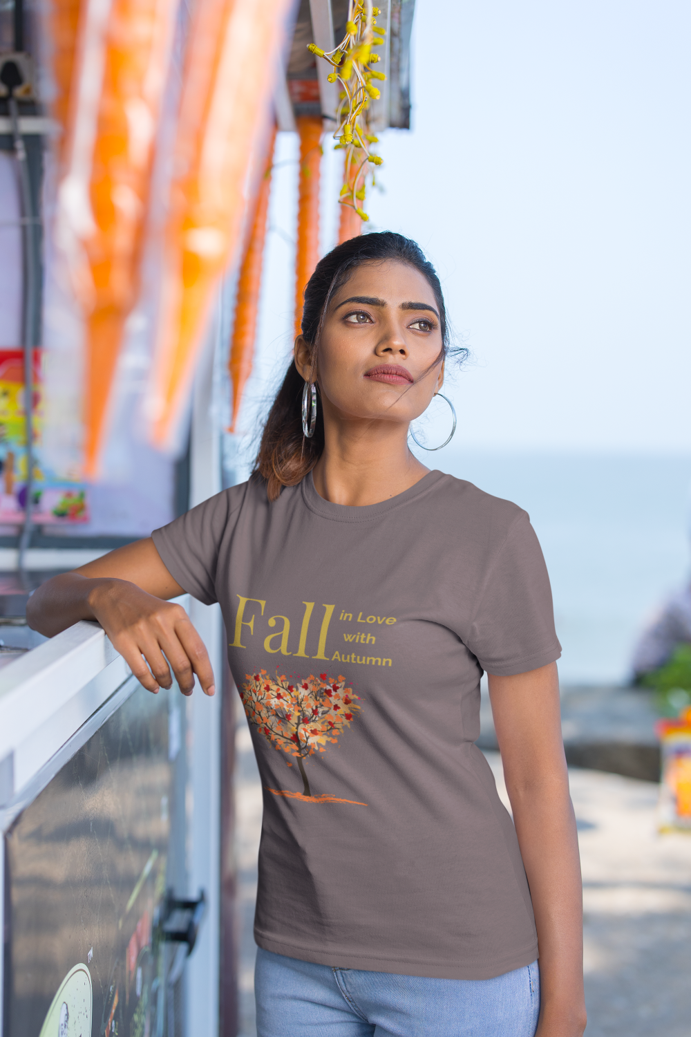 Fall in Love with Autumn T-Shirt mit Rundhalsausschnitt, Herzbaum, Herbststimmung